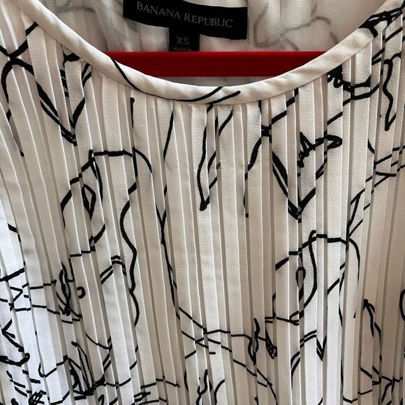Banana Republic White & Black Lines Pleated Tank sz XS EUC - Picture 2 of 4